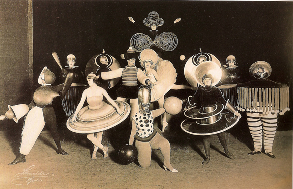 Oskar Schlemmer, Triadische Ballett Kostüme aus der Revue <I>Wieder Metropol</i> (1926)